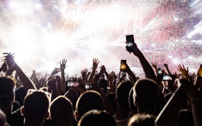 Cele Mai Inspirate Tinute Festival UNTOLD 2025: Stiluri Electrizante cu Off White, Palm Angels, Dsquared2 si Golden Goose