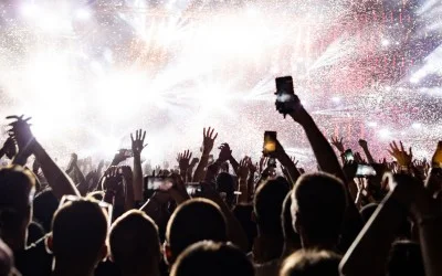 Cele Mai Inspirate Tinute Festival UNTOLD 2026: Stiluri Electrizante cu Off White, Palm Angels, Dsquared2 si Golden Goose