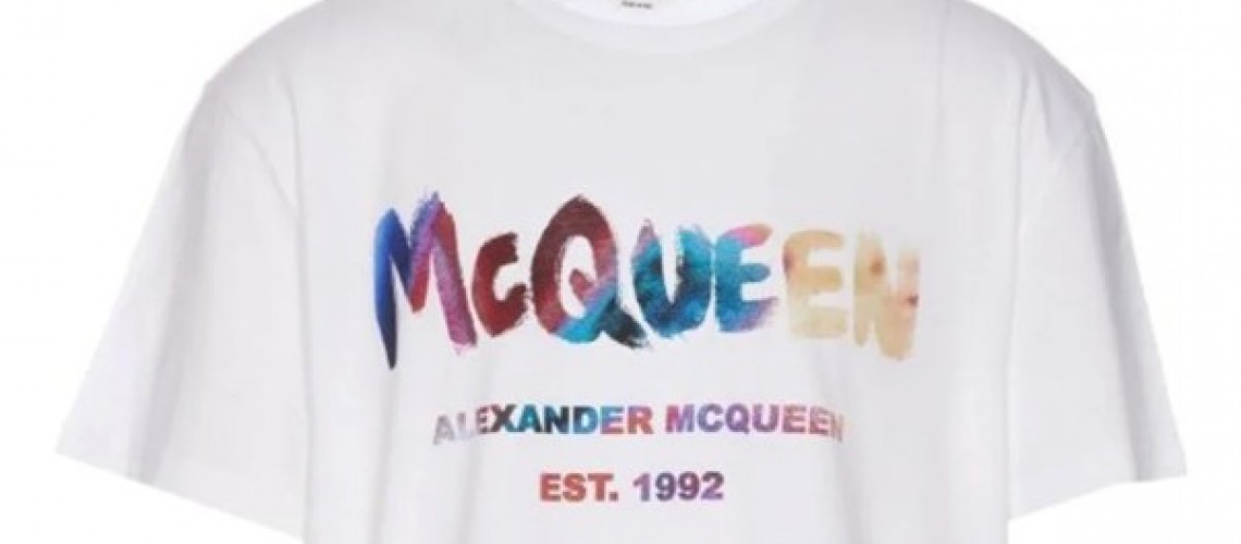 Tricouri Alexander McQueen: Cum le porti, cum le alegi si unde le gasesti in Romania