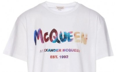 Tricouri Alexander McQueen: Cum le porti, cum le alegi si unde le gasesti in Romania